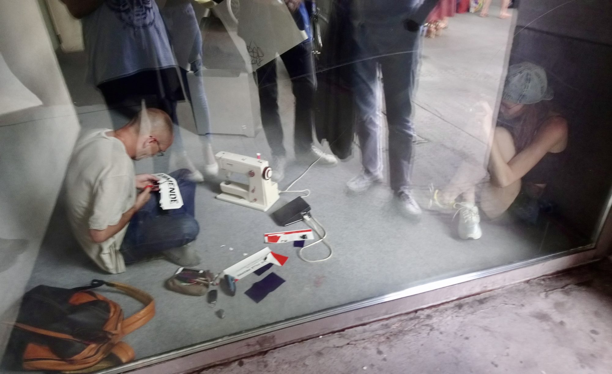 UNION TMF 24/7 – JONAS, live upcycling, sewing action inside the window, Halle Nord, Geneva, 2018