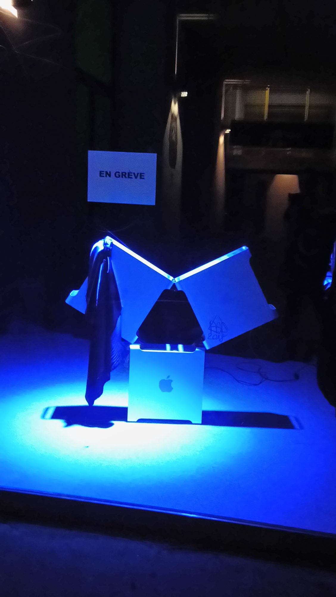 UNION TMF 24/7 – EN GREVE, strike sign, Greg Hug & EVIL 3, Apple computers totem, PAD, Halle Nord, Geneva, 2018