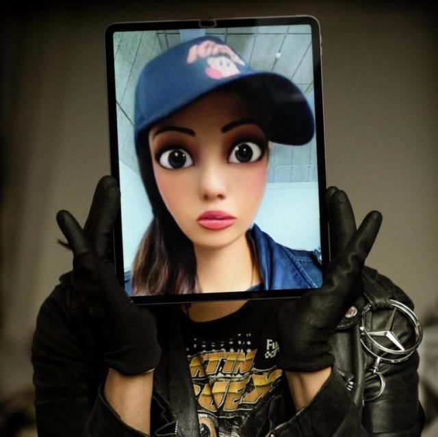 THAT GIRL – Virtual alter-ego performing and interacting on social medias